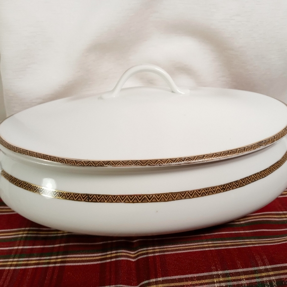 Vintage TK Thun Czechoslovakia Oval Covered Vegetable Dish - Pattern Gold Black - Picture 1 of 12